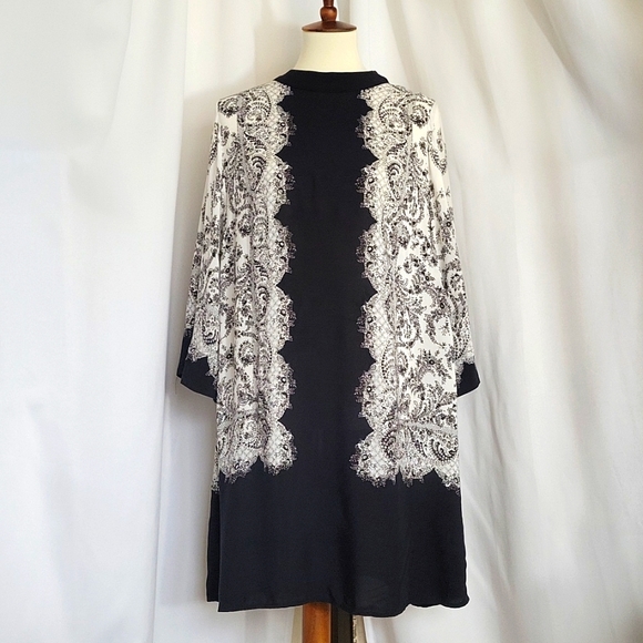 H&M Dresses & Skirts - Black and White Paisley Print Shift Dress